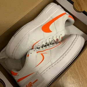 Nike Air Force 1 Shadow - Nike Air Force 1 Shadow Orange/White Originalkartong medföljer.  Använda vid ett tillfälle! Storlek 38.5  Dessa är slutsålda överallt.