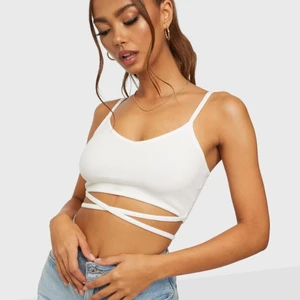 Söt topp - Jättefin topp som är oanvänd med lapparna kvar. Frakt tillkommer om den ska postas 