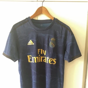 Real Madrid tröja - En Real Madrid tröja. Har använt den några ggr men den ser verkligen som ny ut. Återigen en tröja som funkar för både man och kvinna. Storlek: S, passar bra för de med storlek M också
