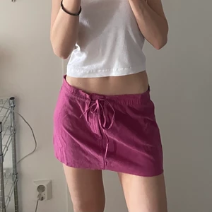 Mini kjol - Säljer denna söta mini kjolen som sitter lågmidjat, aldrig använd ! 💗 jag är 175 cm lång. Storlek M men passar s och xs då den har ett band rund så man kan justera. 