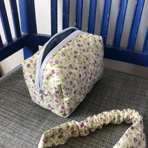 Neccesär - Blommig neccesär med matchande hårband!