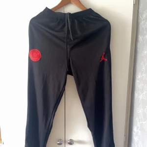 PSG X Jordan byxan - Helt nya Byxor. Använder inte de eftersom jag egentligen inte hade behov av de men de är i väldigt fint skick. Likt de andra byxorna så passar de här för båda könen Byxans storlek: L men återigen passar bra för de med storlek M och uppåt Pris: 600kr 