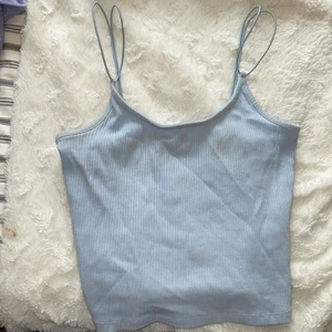 Blått linne  - En fin topp använd 2 ggr 💙från lager 157. frakt är inkluderat i priset💚 vill man mötas upp är det billigare.