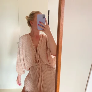 Klänning💘 - Klänning i luftig passform från H&M💘 Klänning är i smutsrosa och räfflad även aningen glansig i materialet. Den slutar strax vid knäna. Klänning är S men som en M tycker jag den passar väldigt bra på mig i storleken💕