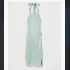 Klänning  - Klänning med halterneck och öppen djup rygg. Superfin på! Köpare står för frakt på 66kr 💛