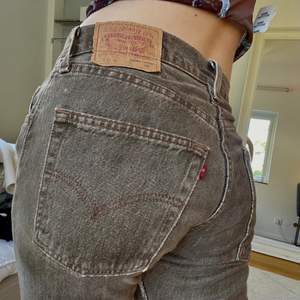 Supersnygga Lågmidjade vintage Levis jeans som sitter supersnyggt, säljs pga lite korta på mig som är 174 men som annars sitter perfekt🤎