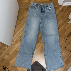 Blåa mom jeans - Jätte fina jeans från Gina i storlek 38. Säljer pga att de ej kommer till användning mer. Nästan som nya.