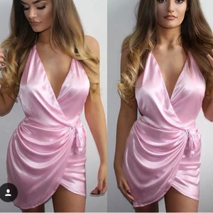 Oh polly silke klänning  - Storlek xs, ljusrosa färg i silke material. Denna klänningen säljs inte längre.