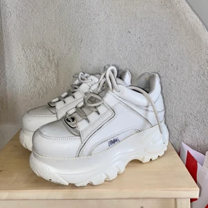 Buffalo London sneakers - Kanppt använda, ser nya ut. Färgen är fortfarande väldigt vit! Storlek 37. Köpta för ett par år sedan för ca 2000kr. 