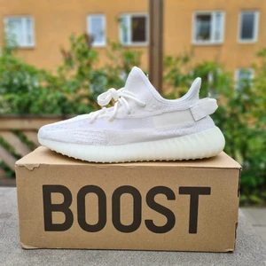 Yeezy 350 V2 Bone - Hej! Säljer ett par Adidas Yeezy 350 V2 bone. Dom är helt nya och har dessutom kvitto från JD! De är storlek 45 1/3 och kommer med original allting. De är sold-out överallt och säljs för runt 3000kr 