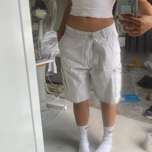 Vita cargo shorts - Säljer dessa cargoshorts me coola detaljer från Humana ingen specifik storlek men runt 40/42 dvs L/ XL