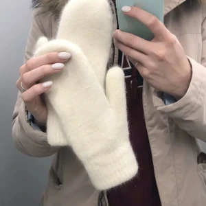 Stickade Vantar  - Vita fluffiga stickade  vantar. Har flera stycken i olika färger ! Intressekoll! Helt nya