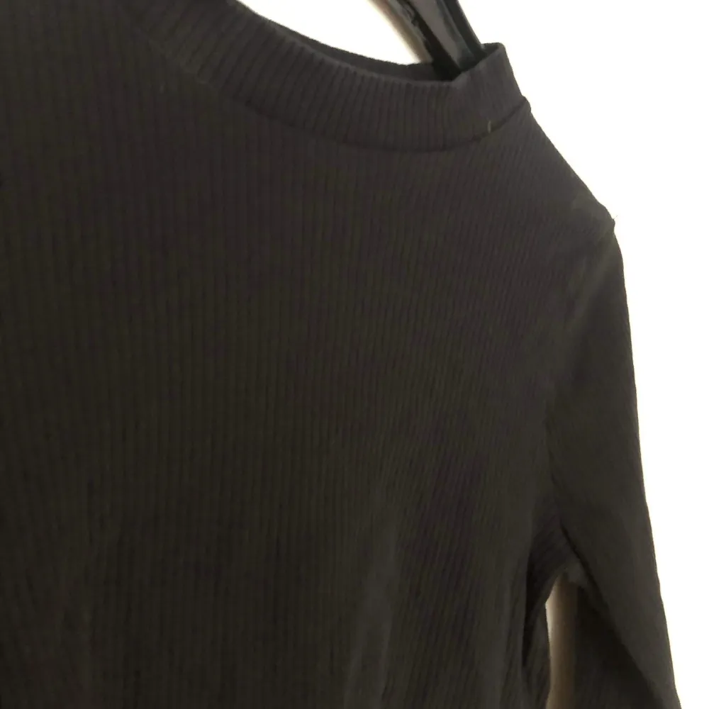 Basic svart tröja som är lite croppad. Den är även ribbad i materialet. Frakt tillkommer på 52kr. Tröjor & Koftor.