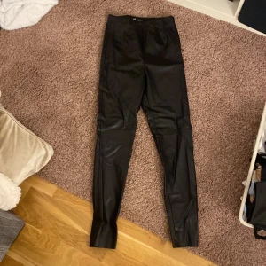 ZARA BYXOR  - Ett par jätte snygga skinn byxor ifrån ZARA i storlek XS. Endast Använd 1-2 gånger