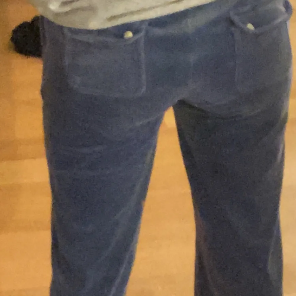 Säljer mina juicy byxor i storlek XS väldigt fint skick (använda max 10 ggr) skriv privat om ni är intresserade, vill diskutera priset eller vill ha fler bilder❤️. Jeans & Byxor.