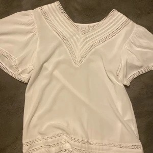 Tröja  - Väldigt fin o skön sommar tröja . Har knappt andvänt 