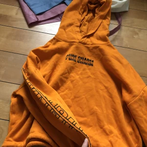 Orange hoodie  - Orange hoodie från h&m använd några gånger, frakt tillkommer på 50kr. 