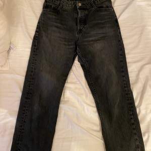 Snygga svarta zara jeans i storlek 38. Jag säljer de för 120kr. En knapp är borta som man ser i bilden men det syns inte när man har på sig jeansen💕