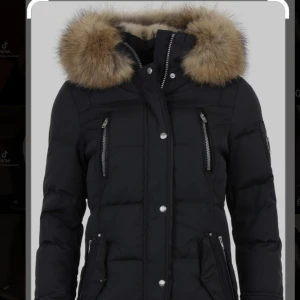 Vinterjacka  - Säljer min rockandblue jacka, jätte varm och skön jacka, köpt gör 5000 men säljer för 2000kr, det är bara och kontakta mig ifall ni har frågor eller om ni behöver fler bilder.