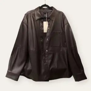 Oanvänd brun jacka/skjorta i läderimitation från Pull&Bear med lappen kvar, köpte den för att komma upp i fri frakt men glömde returnera den lol  