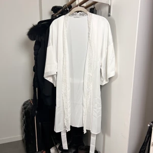 Vit Siden Morgonrock  - Vit siden morgonrock från Change. Aldrig använd, ord pris 999:-