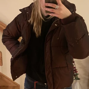 Vinröd vinterjacka - Super snygg jacka i en väldigt cool färg. Färgen är vinröd nyanserad. Säljer då jag har för många jackor. Denna är knappt använd, alltså i väldigt fint skick. Väldigt varm och mysig. Nypris var runt 600kr och säljer för 199kr.😘Kom privat för fler bilder!