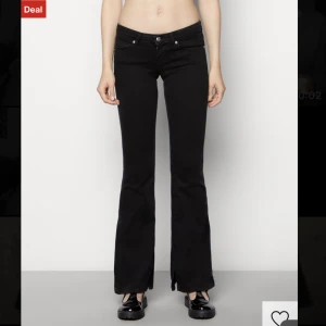 Lågmidjade jeans  - Fina lågmidjade utsvängda svarta jeans från Only.Storlek 25:30 men jag skulle säga att de passar en 24:30 bättre. De är ankellånga alltså de är lite kortare i längden. De kostar 400 från början så 190 är ett bra pris. Priset går att diskuteras lite.💗