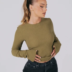 Adsgn Longe Sleeve tröja - Olive färgad Longe Sleeve tröja från Adsgn. Slutsåld på hemsidan💚 Säljer för att den är för liten och sitter för tajt på mig. Väldigt fint skick och inga skador. Storlek M men passar S också.