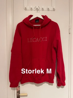 Lecacci hoodie - Säljer för jag ej har fått användning för denna hoodie på ett tag! Frakt ingår ej i priset