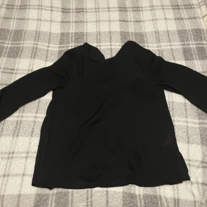 Blus  - Tunn blus från Gina tricot i storlek 34/xs. Fint skick.