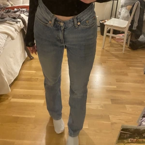 Jeans - Sjukt snygga Jeans från weekday i modellen Twig, endast använda fåtal gånger så i väldigt bra skick 
