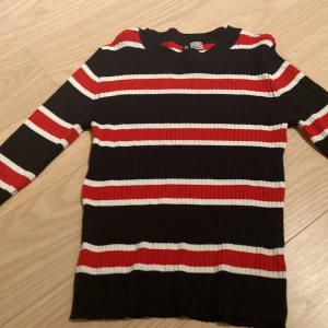 Långärmad tröja - Knappt använt. Skönt material🌟väldigt stretchig. Från h&m🛍 köpare betalar för frakt🌟