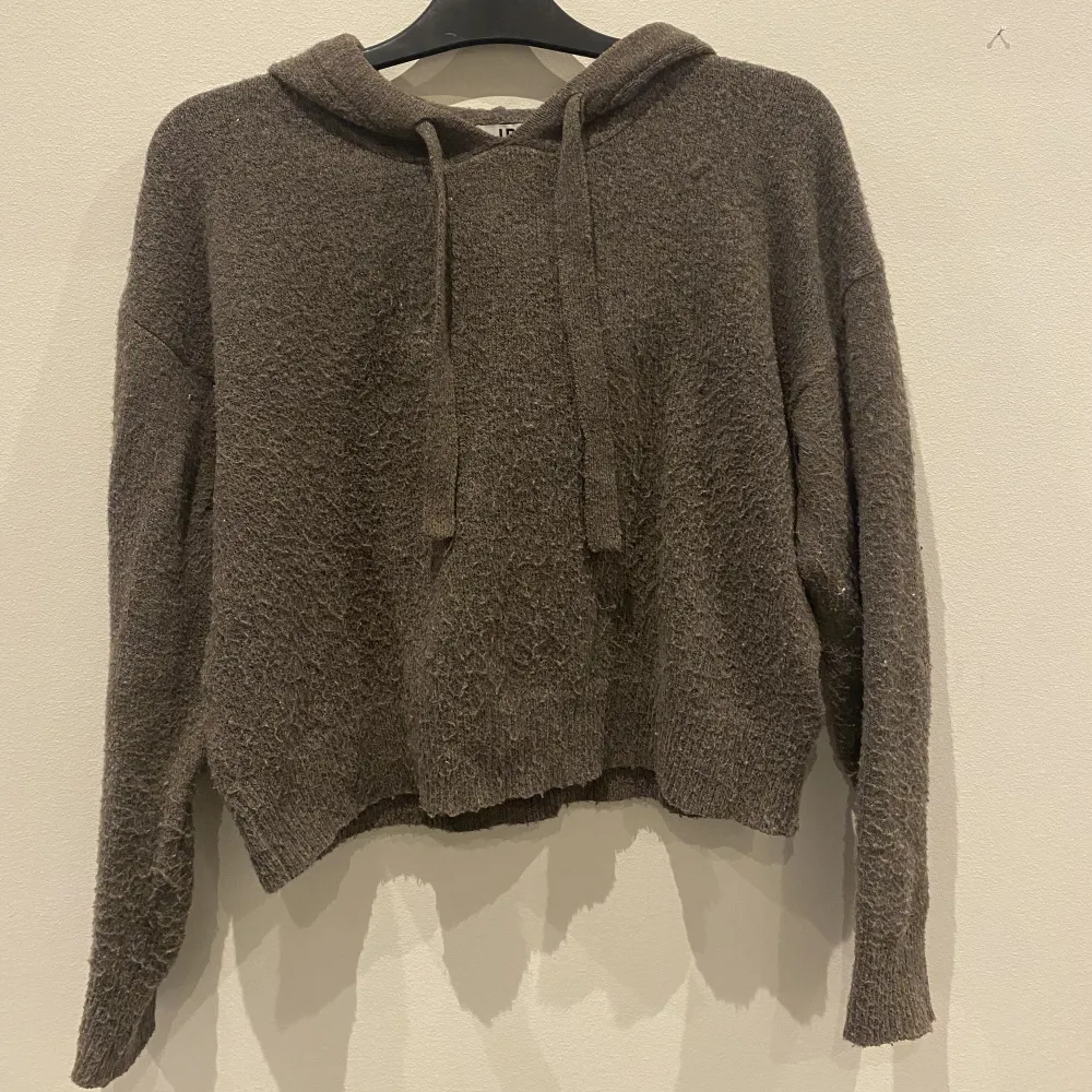 Säljer denna super gulliga stickade hoodie köpt från Zalando. Tröjan är i bra skick då jag endast använt den ett fåtal gånger. Tröjan köpte jag från Zalando för 400kr och säljer nu för 60kr. Storleken är M men passar både XS och M.💓. Stickat.