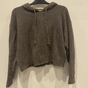Stickad hoodie  - Säljer denna super gulliga stickade hoodie köpt från Zalando. Tröjan är i bra skick då jag endast använt den ett fåtal gånger. Tröjan köpte jag från Zalando för 400kr och säljer nu för 60kr. Storleken är M men passar både XS och M.💓
