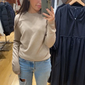 Carshmire tröja  - Säljer min sjukt snygga carshmire tröja i färgen beige. Använt ett antal gånger men ser ut som ny, ej nopprig! Storlek är XS men passar även S. Köpt på uniqlo, nypris 1000kr! Kom gärna med pris förslag