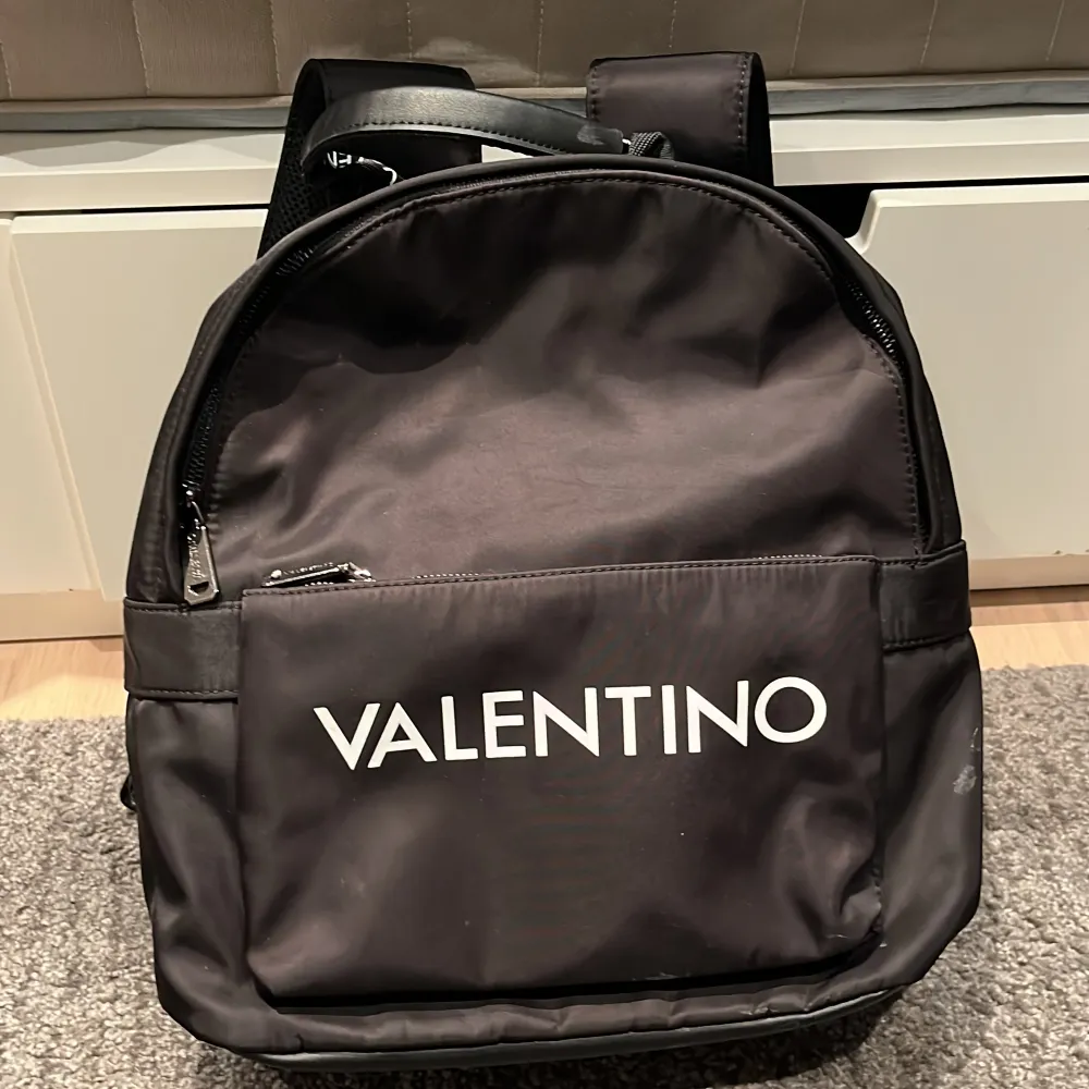 helt ny valentino ryggsäck skulle säga att den är ganska liten . Väskor.