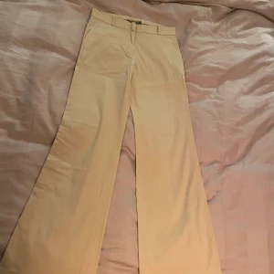 beiga kostymbyxor  - skitsnygga kostymbyxor från Turnover, Strl 38, både midjemåttet och innerbenslängden är 80cm💘 superfint skick, säljer pga för korta för mig som är 174cm med långa ben!! Spårbar frakt 66kr