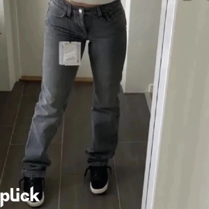 Zara jeans  - Säljer dessa populära Zara jeans i storlek 34! 350kr💕