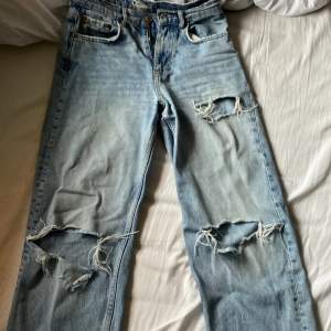Jeans från Ginatricot! Rätt så välanvända! Köptes för 600 kr! Skriv för fler bilder, köparen står för frakten!💕