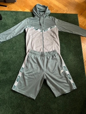 Nike tracksuit - Mintgrön Nike tracksuit zip hoodie och shorts.  Fint skick.  Strl: S 