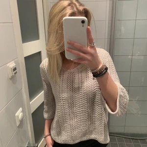 Trekvarts tröja - Säljer denna virkade Trekvarts tröja. Tryck INTE på KÖP DIREKT. Pris kan diskuteras💗