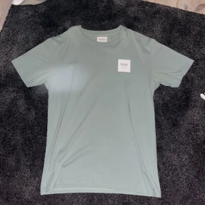 Wood Wood💚 - Väldigt ljus/träskig grön t-shirt från Wood Wood som är i bra skick!