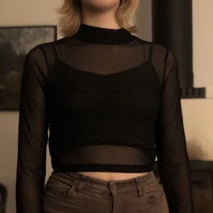 Svart topp - Snygg genomskinlig topp. Köptes begagnad men har aldrig använt den själv!