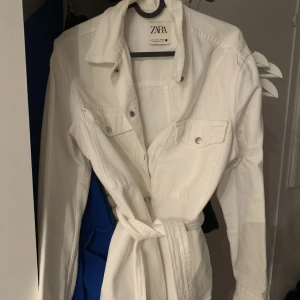 Vit jeansjacka - Från Zara! Storlek S 