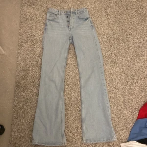 Blå bort falre jeans från bik bok - Ett par ljusblå jeans från bik bok i bra skick. High waisted men 32 i byxlängd. Ej andvända många gånger. Köparen står för frakt.