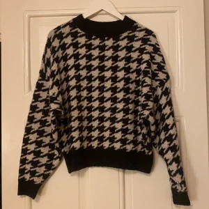 Stickad tröja från HM - Skön och fin stickad tröja från HM. Den är använd en del därför säljer jag den lite billigare. Men den är fortfarande i bra skick. 