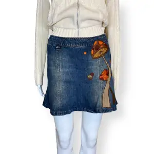 Söt kjol från Miss Sixty, köptes på Depop för 650+150kr frakt och extra avgift. Storlek Small. Svamparna har några tecken på användning. Kan skicka närbilder. Mått: Midjebredd 35cm & längd 37cm 