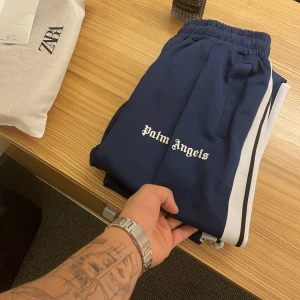 Palm angels byxor - Mörkblå palmangels byxor, storlek L men lite mindre i storlek så hade passat M också. Är 186 och dom är på gränsen för korta för mig. Köpta på Farfetch för 4000. MITT PRIS -  1899 kr