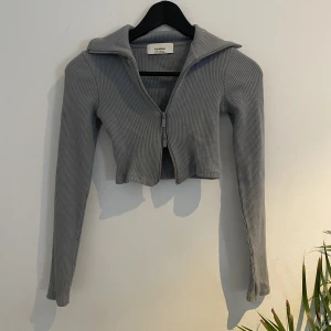 Top med dragkedja  - Jättefin tröja med 2 dragkedjor ifrån pull & bear. Aldrig använd, bara provad och tyckte inte jag passade i den. Storlek xs 