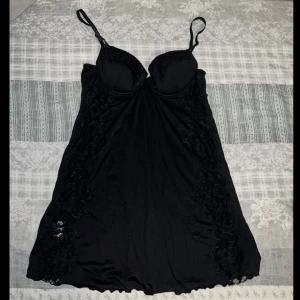 Svart nattlinne spets - Svart nattlinne med spets på sidorna i stl S från Gina tricot. Aldrig använd men legat i garderoben